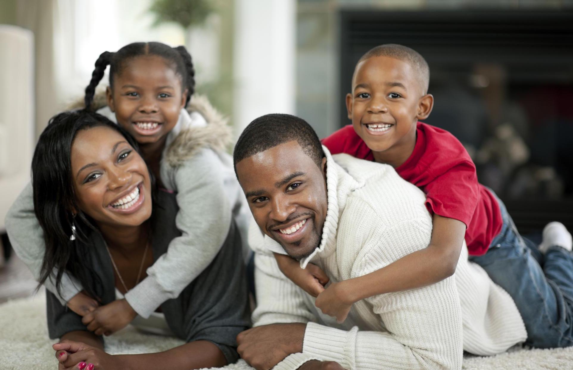 Привела маме негра. Темнокожая семья. Счастливая семья чернокожих. Негритянская семья. Семья афроамериканцев.