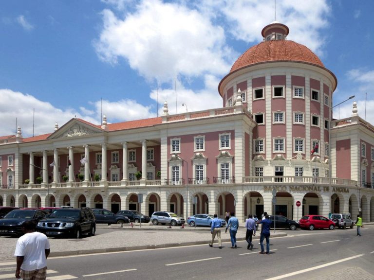 Banco_Nacional_de_Angola_in_Luanda_-_Angola_2015